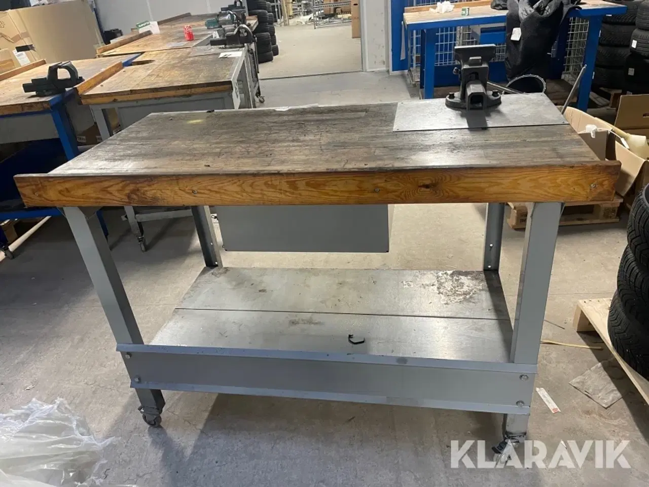 Billede 6 - Arbejdsbord på hjul med skruestik