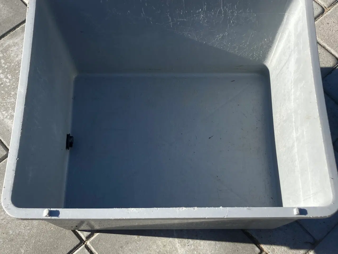 Billede 2 - Fiskekasse i hård plast, 80 liter 
