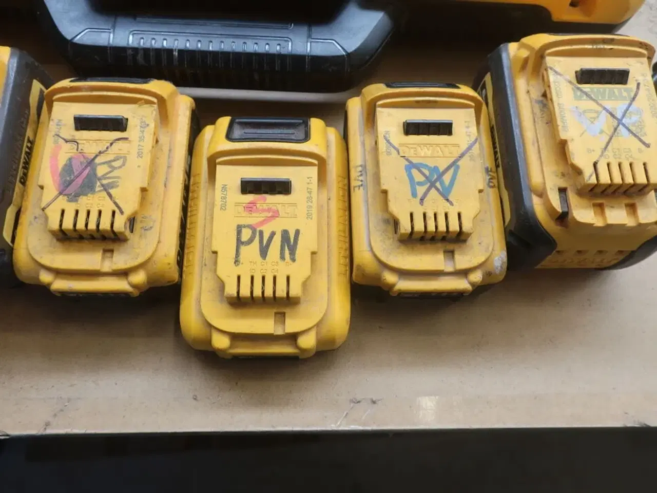 Billede 3 - 7 batterier og lader, muligvis defekte
