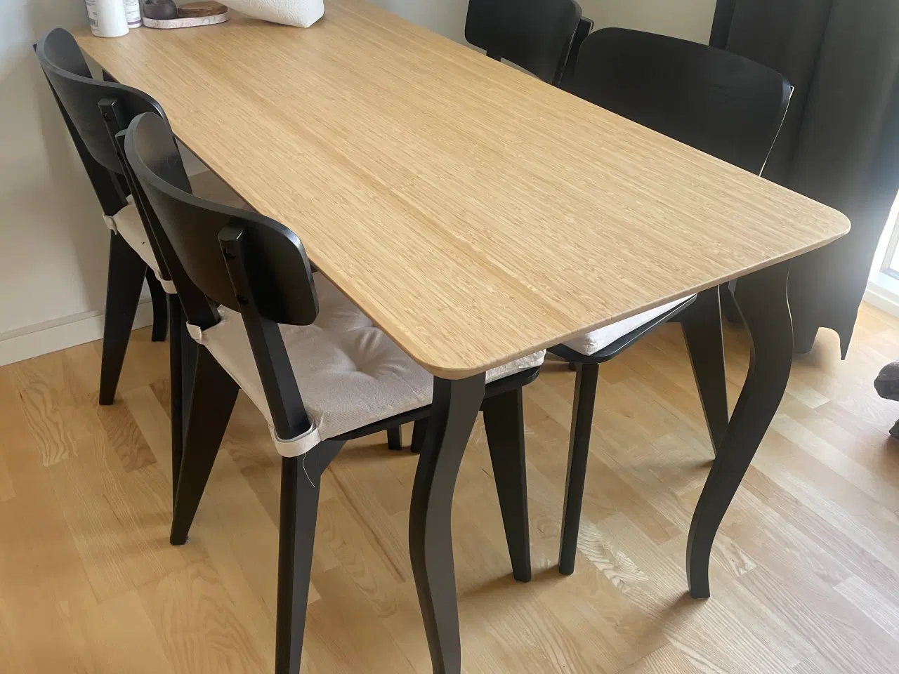Billede 4 - Spisebord og fire stole