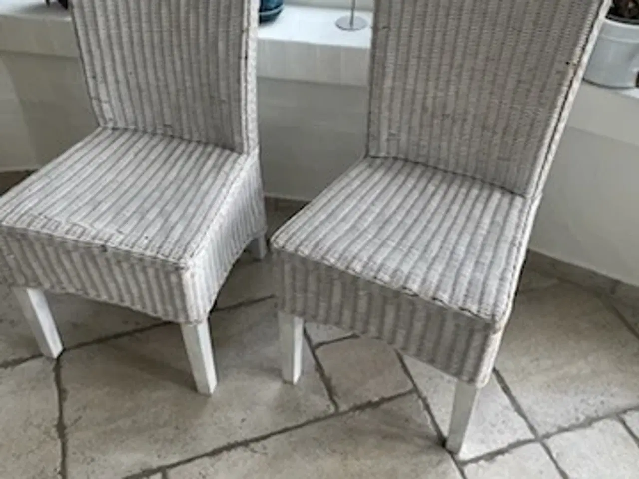 Billede 2 - Hvidt massivt spisebord med stole