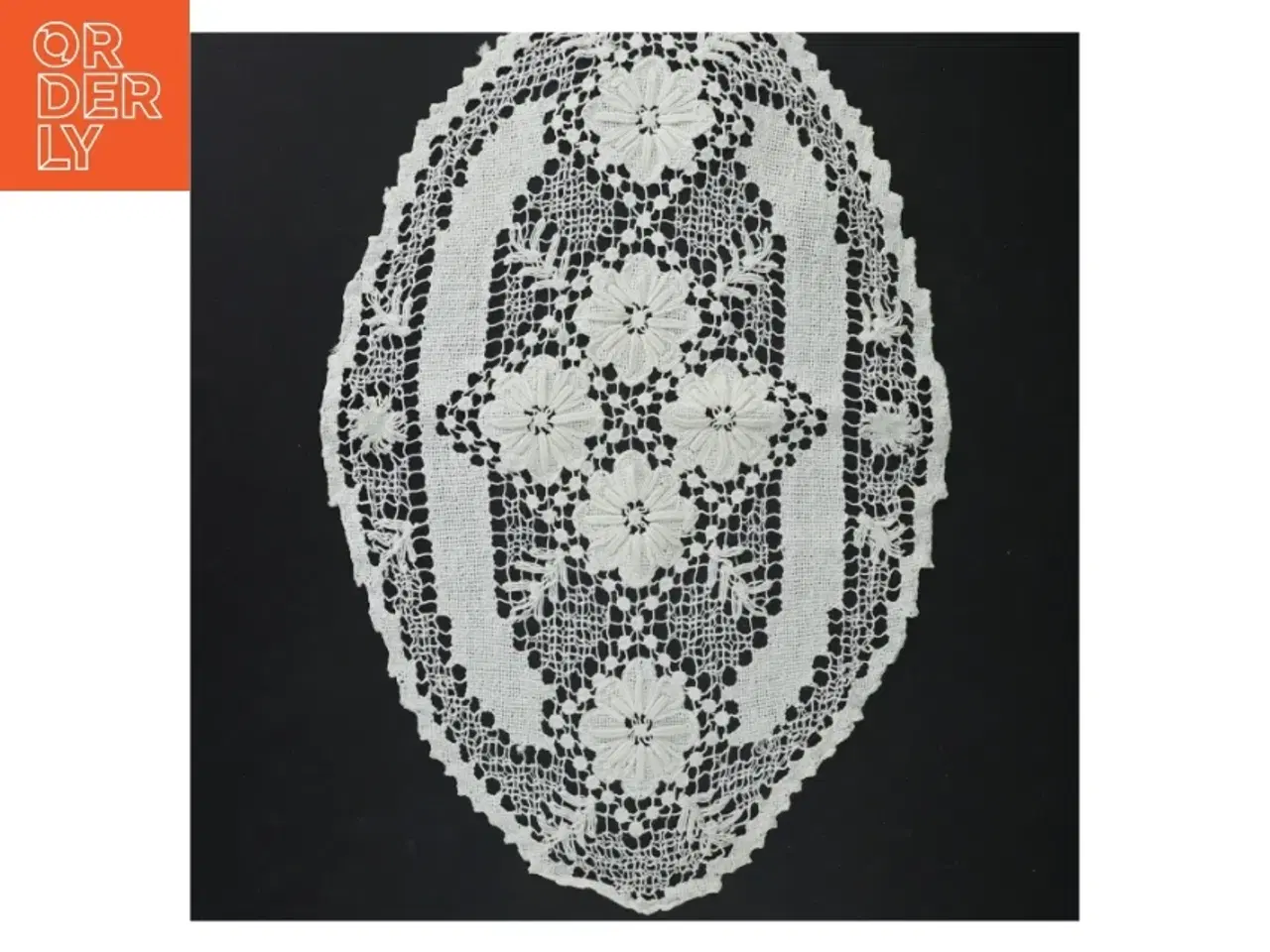 Billede 1 - Oval blondebordløber (str. 44x28 cm)