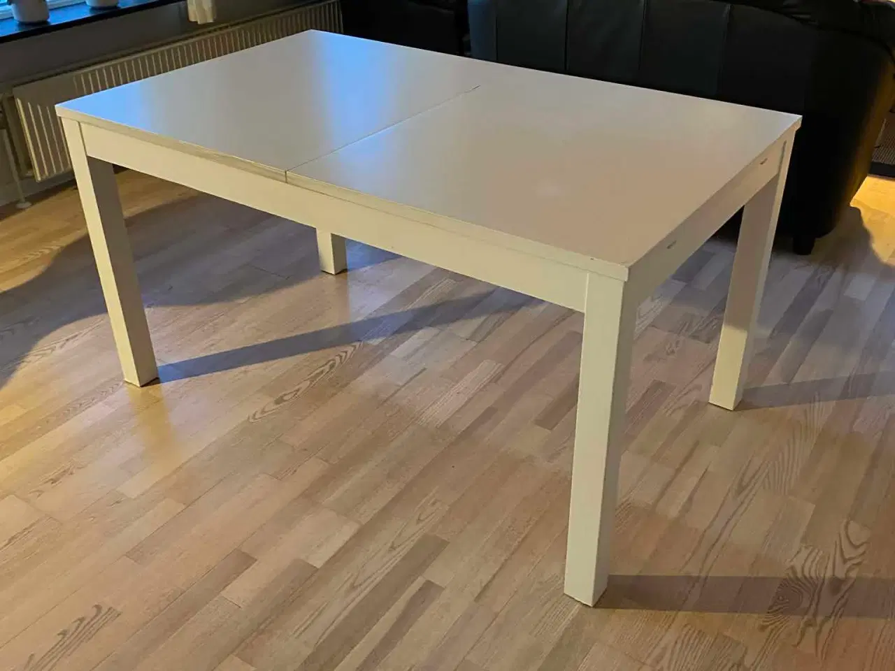 Billede 1 - Spisebord med tillægsplader og 5 kantinestole