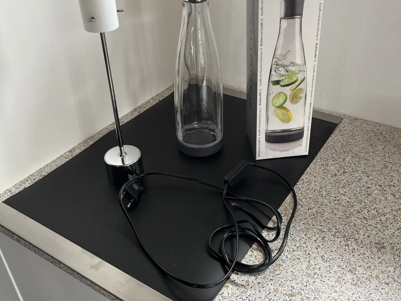 Billede 1 - Herstal lampe og en vandkaraffel med låg og æske. 