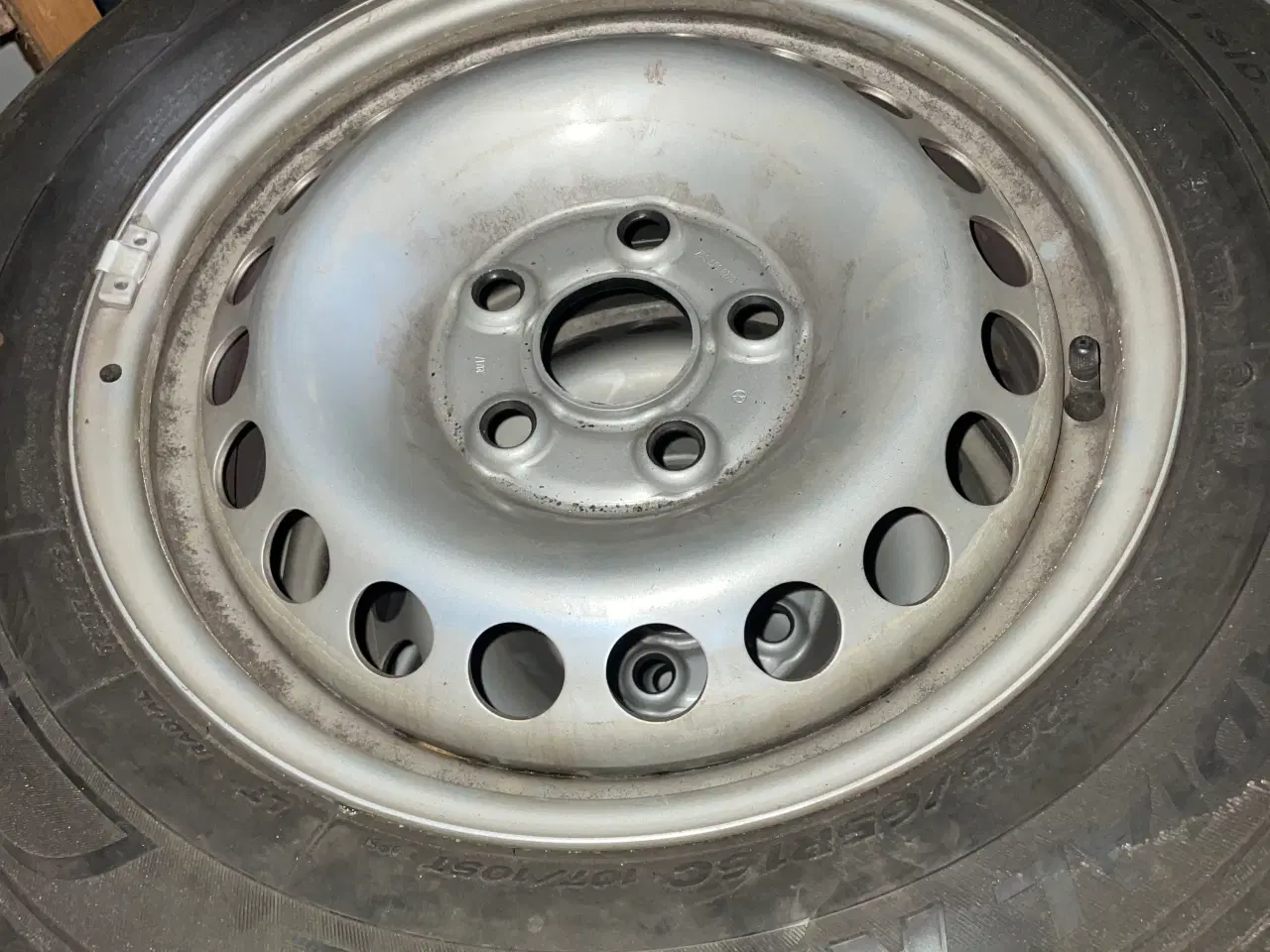 Billede 3 -  4 Fælge og dæk til vw t5 transporter næsten nye