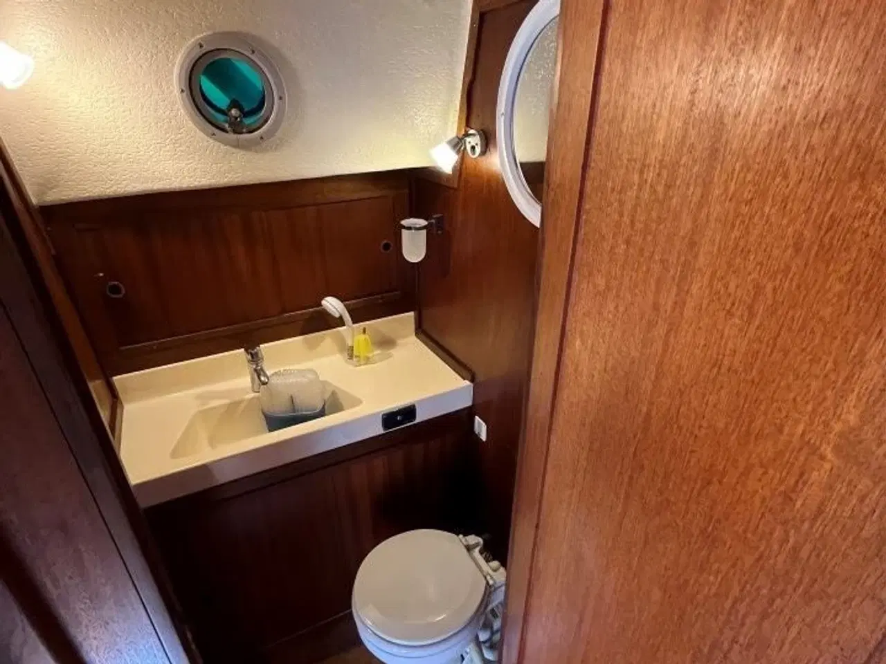 Billede 13 - Motor sejler med stor agter kahyt. Compass 31.