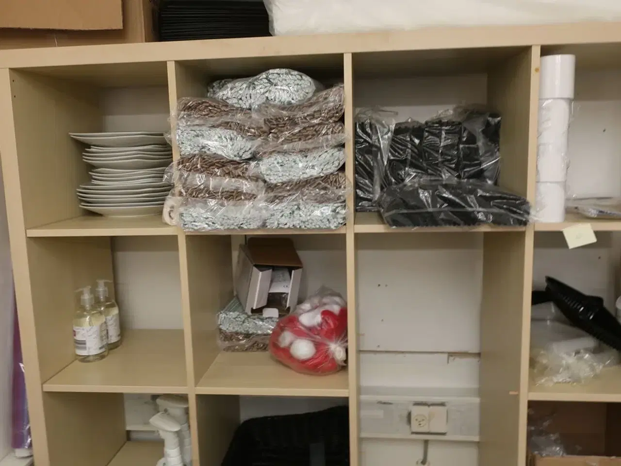 Billede 2 - Reol med indhold