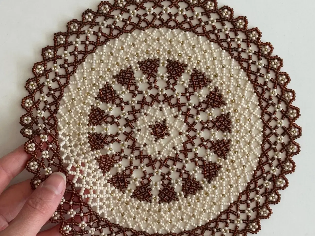 Billede 4 - Perlesyet dug, brun