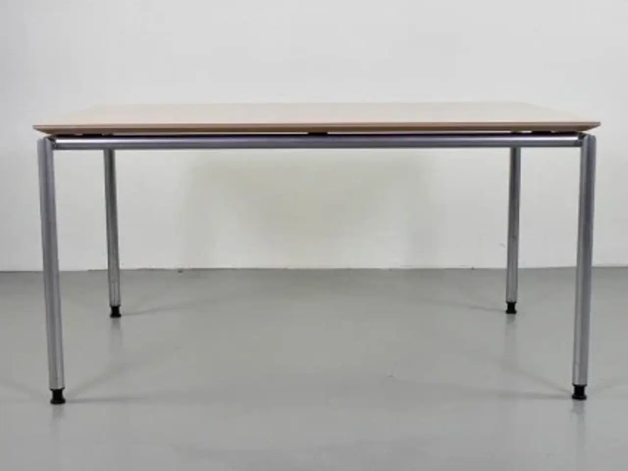 Billede 4 - Rumas konference-/mødebord med plade i birk og grå ben