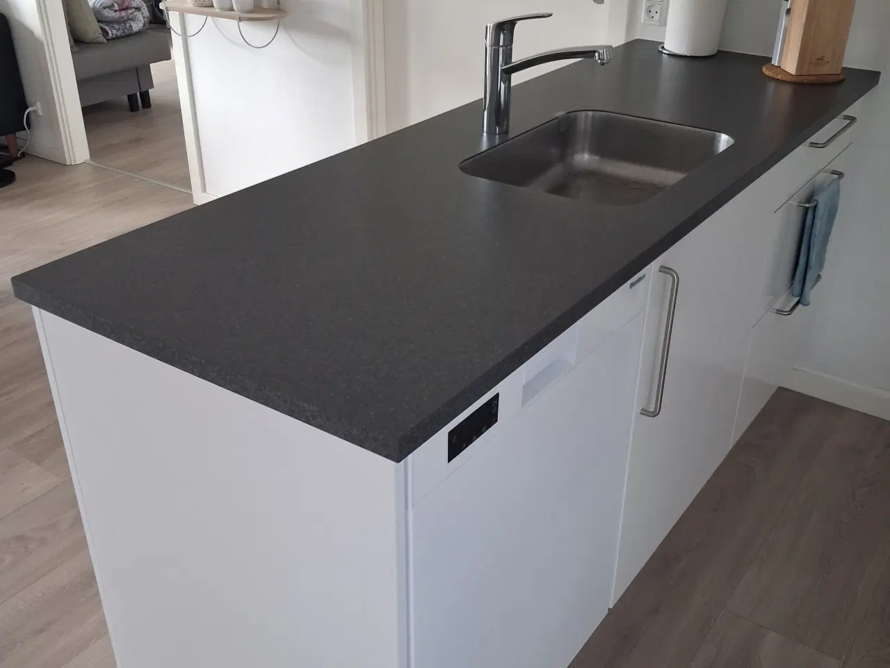 Billede 1 - Bordplade med underlimet vask