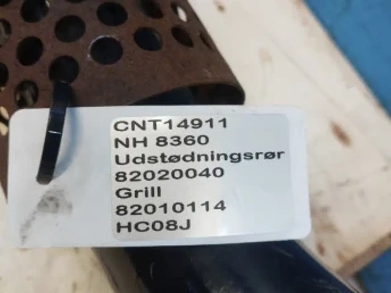 Billede 19 - New Holland 8160 Udstødningsrør 82020110