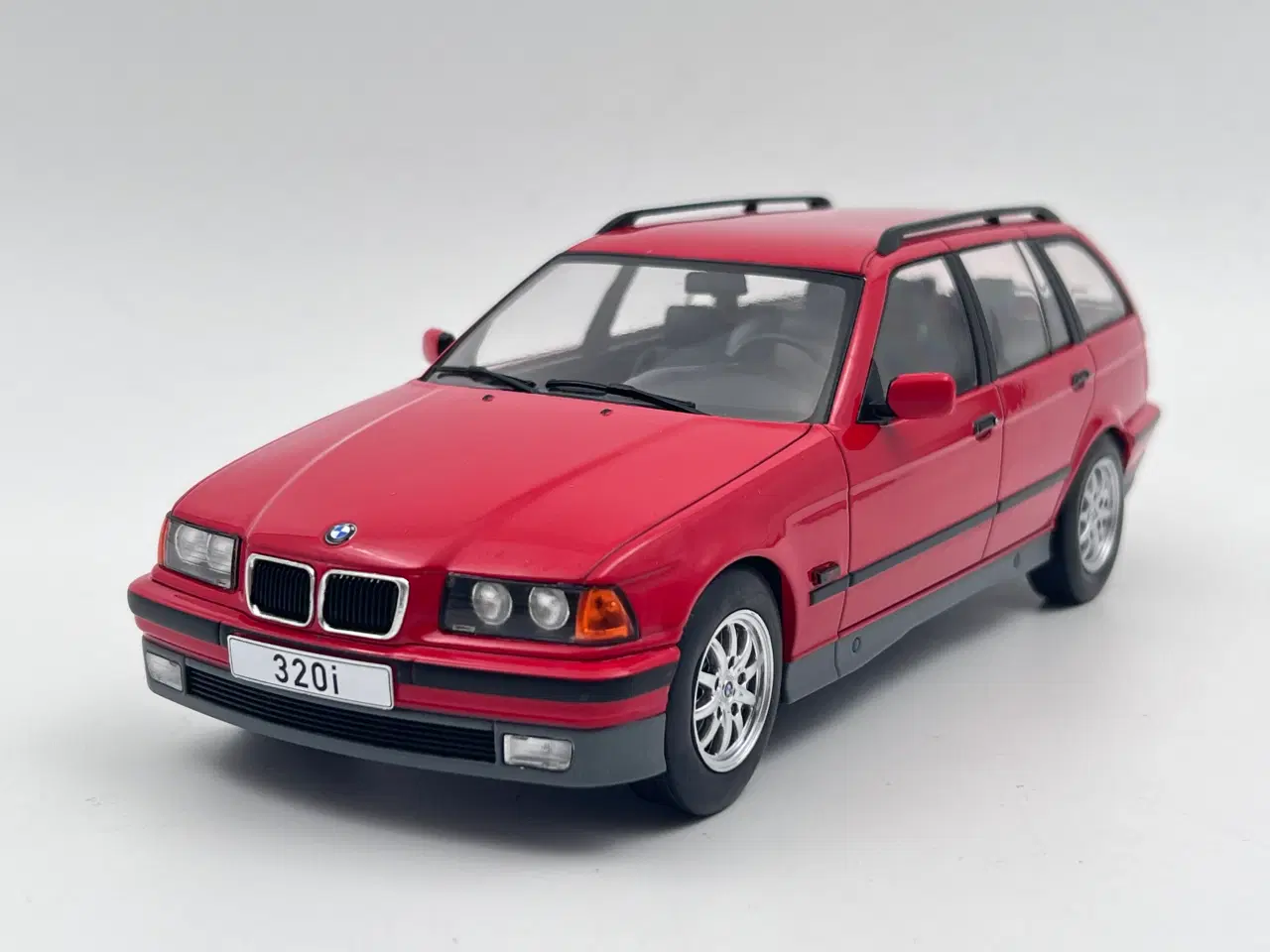 Billede 1 - 1995 BMW 320i Touring E36 1:18  Flot og detaljeret