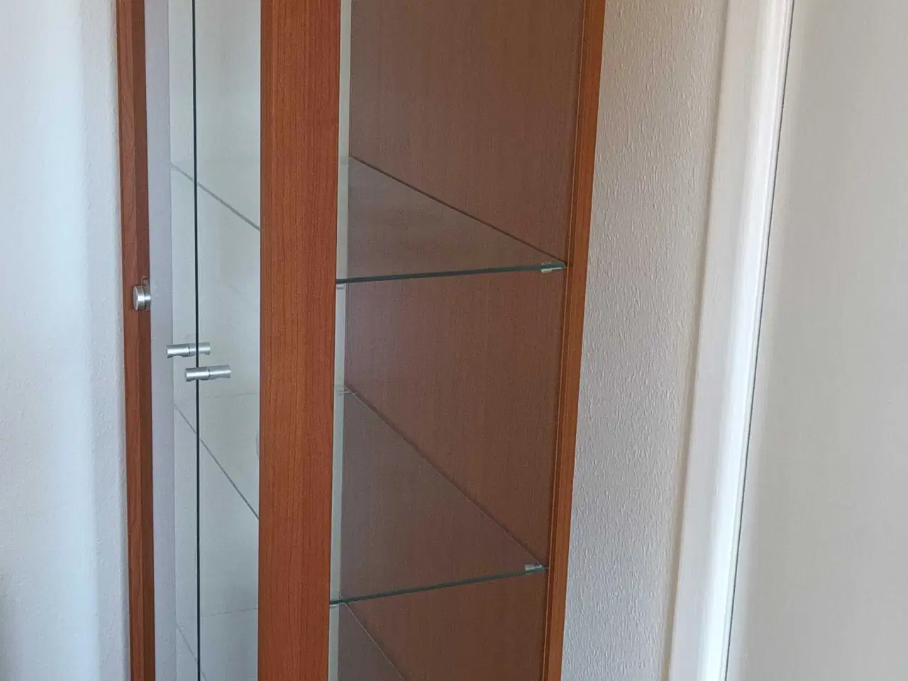 Billede 2 - Vitrineskab i kirsebærtræ med lys