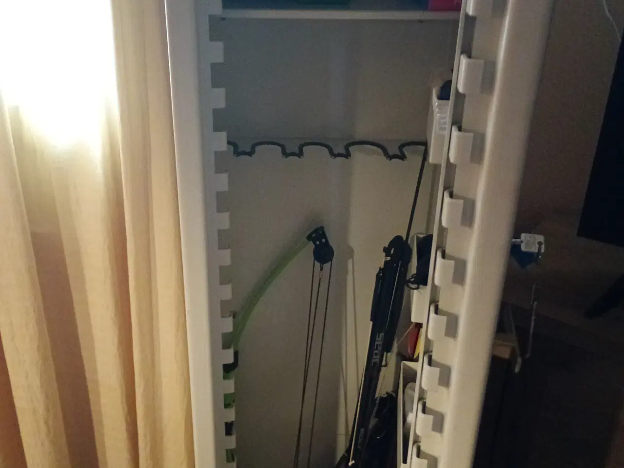 Billede 4 - Stort våbenskab 2 nøgler til 9 våben