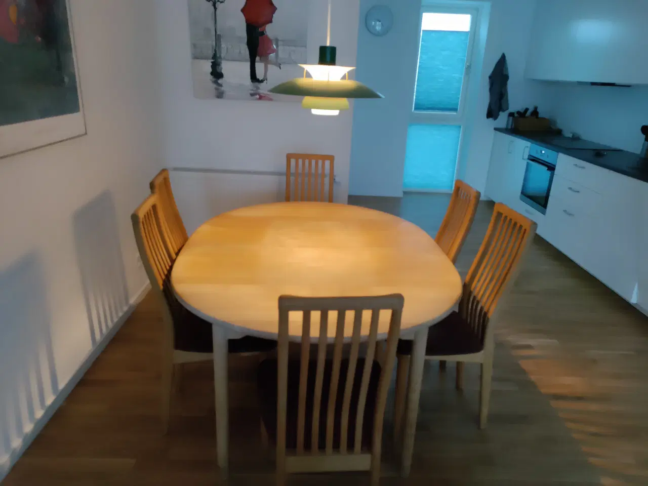 Billede 1 - Spisebord i bøg med 2 ekstra plader og 8 stole