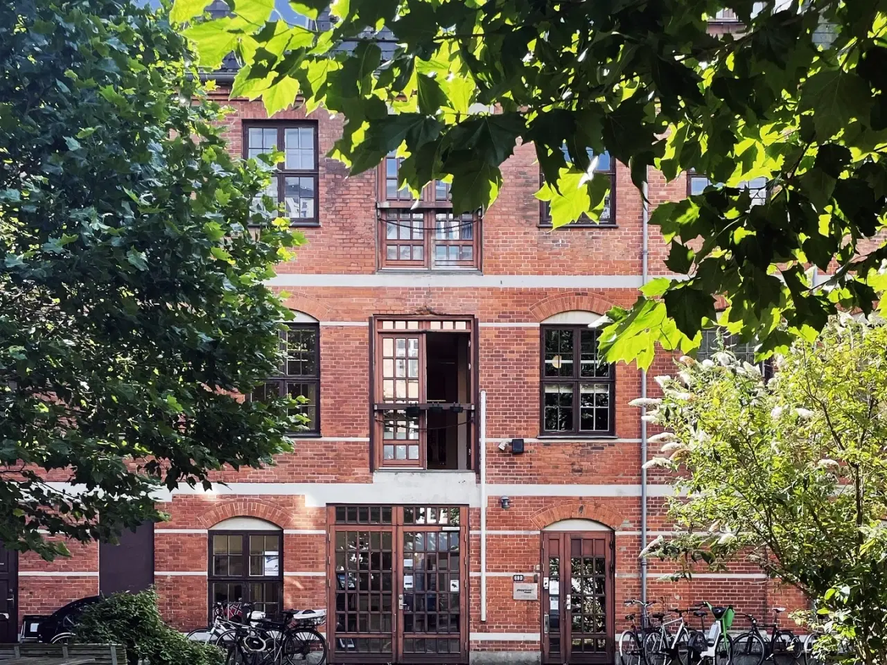 Billede 2 - Coworkingplads til leje i højloftet pakhus på Vesterbro