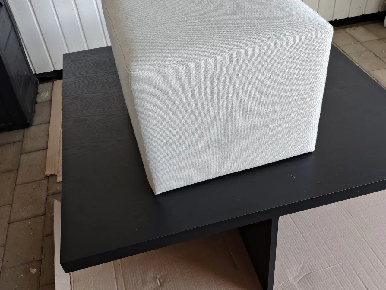 Billede 5 - Sort sofabord med 4 puffer.