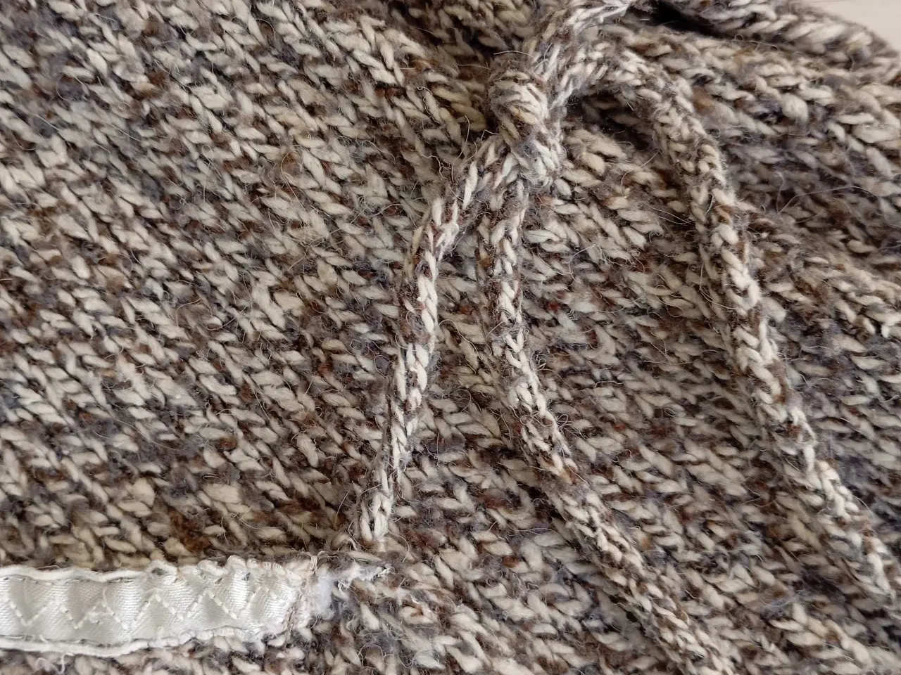 Billede 8 - Hættetrøje i strik. Str. L