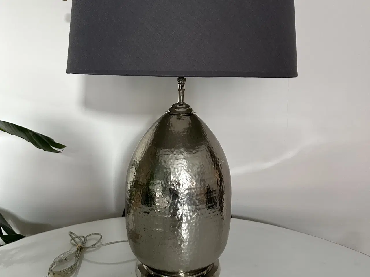 Billede 1 - Stor bordlampe i hammerslået metal.