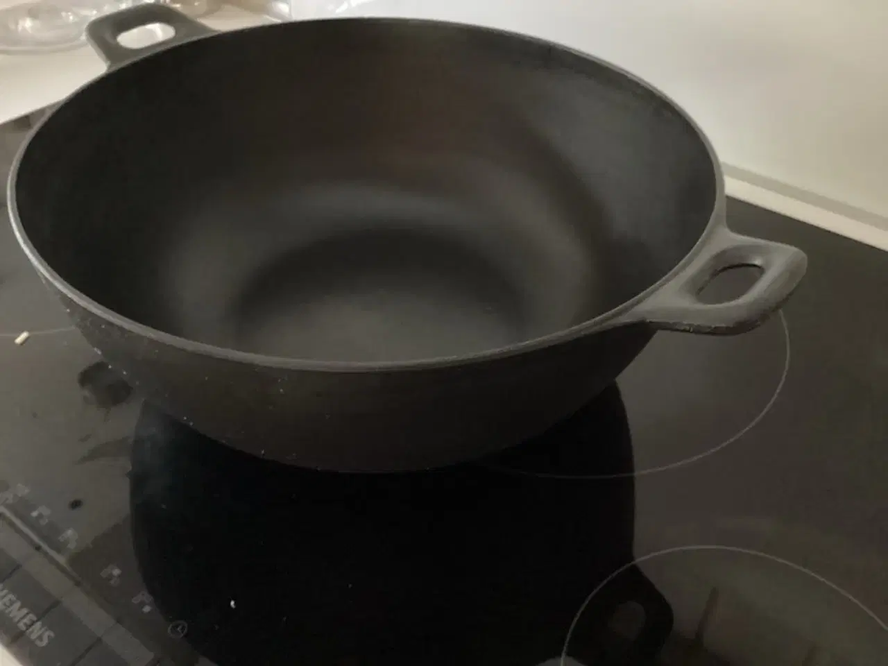 Billede 2 - Stor sort støbejernsgryde Ø: 32 cm med glaslåg
