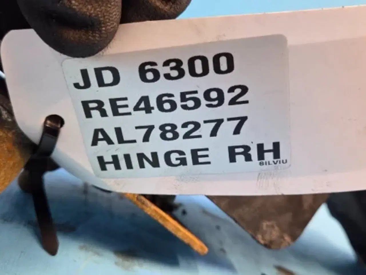Billede 11 - John Deere 6300 Hængsel R.  RE46592