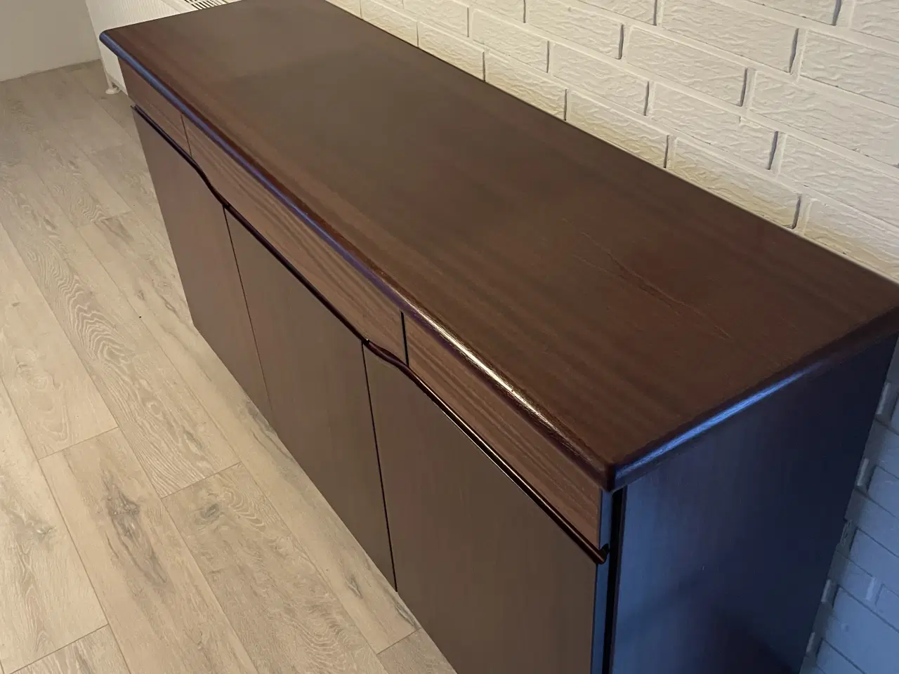 Billede 1 - Flot Skovby skænk i massiv mahogni