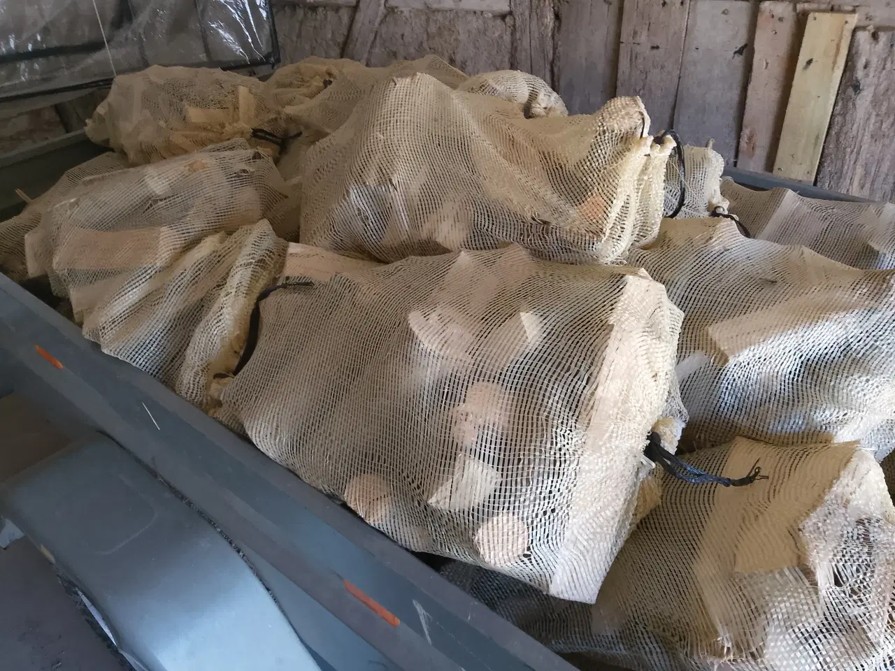 Billede 1 - Brænde og pindebrænde der er fyldt i en kæmpe sæk