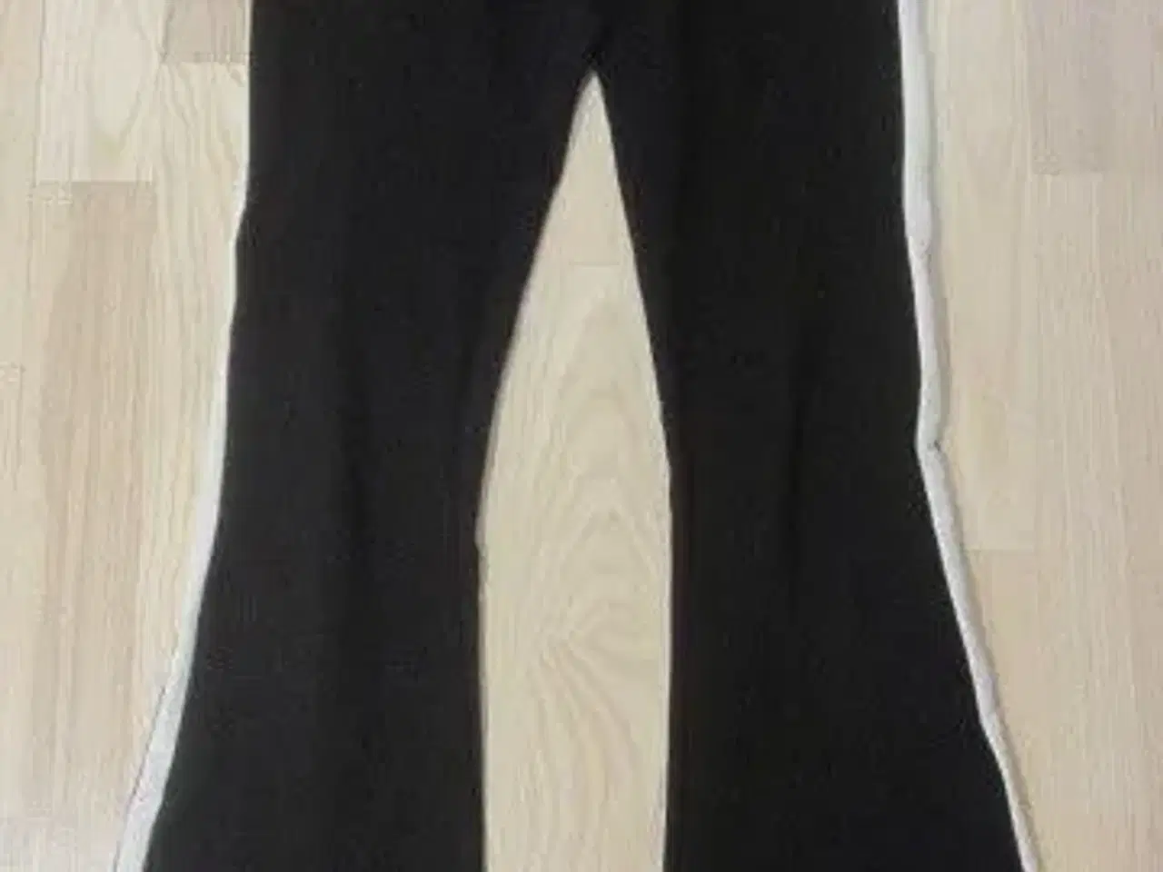 Billede 1 - Str. XS, sorte bukser m. svaj