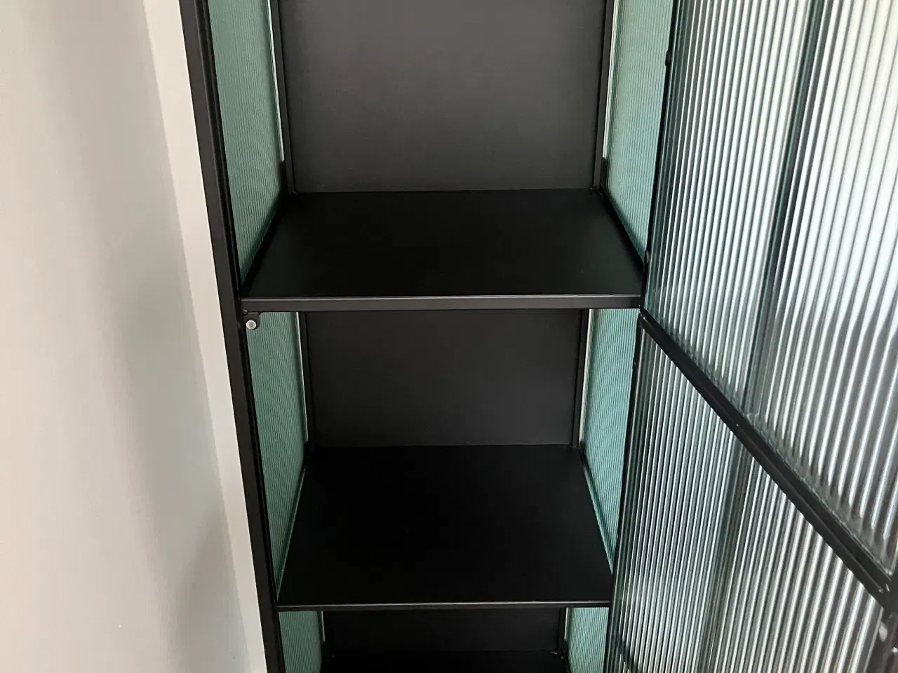 Billede 4 - Vitrineskab sort metal og riflet glas 180 cm højt