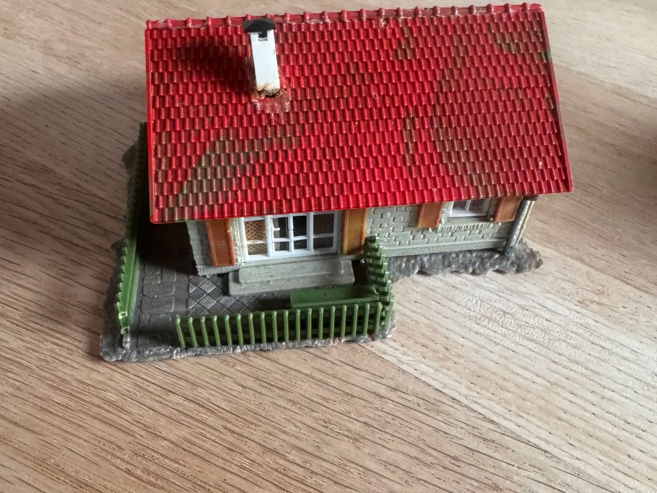 Billede 5 - Modelhuse til togbane.