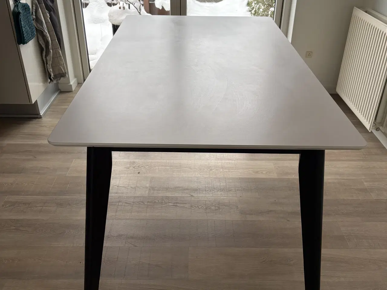 Billede 1 - Ilva spisebord med hvid laminat plade og sorte ben