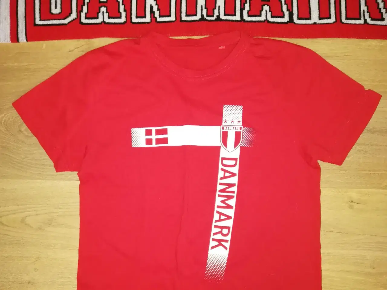 Billede 2 - NYT DANMARK FAN SÆT, TSHIRT(S) OG HALSTØRKLÆDE