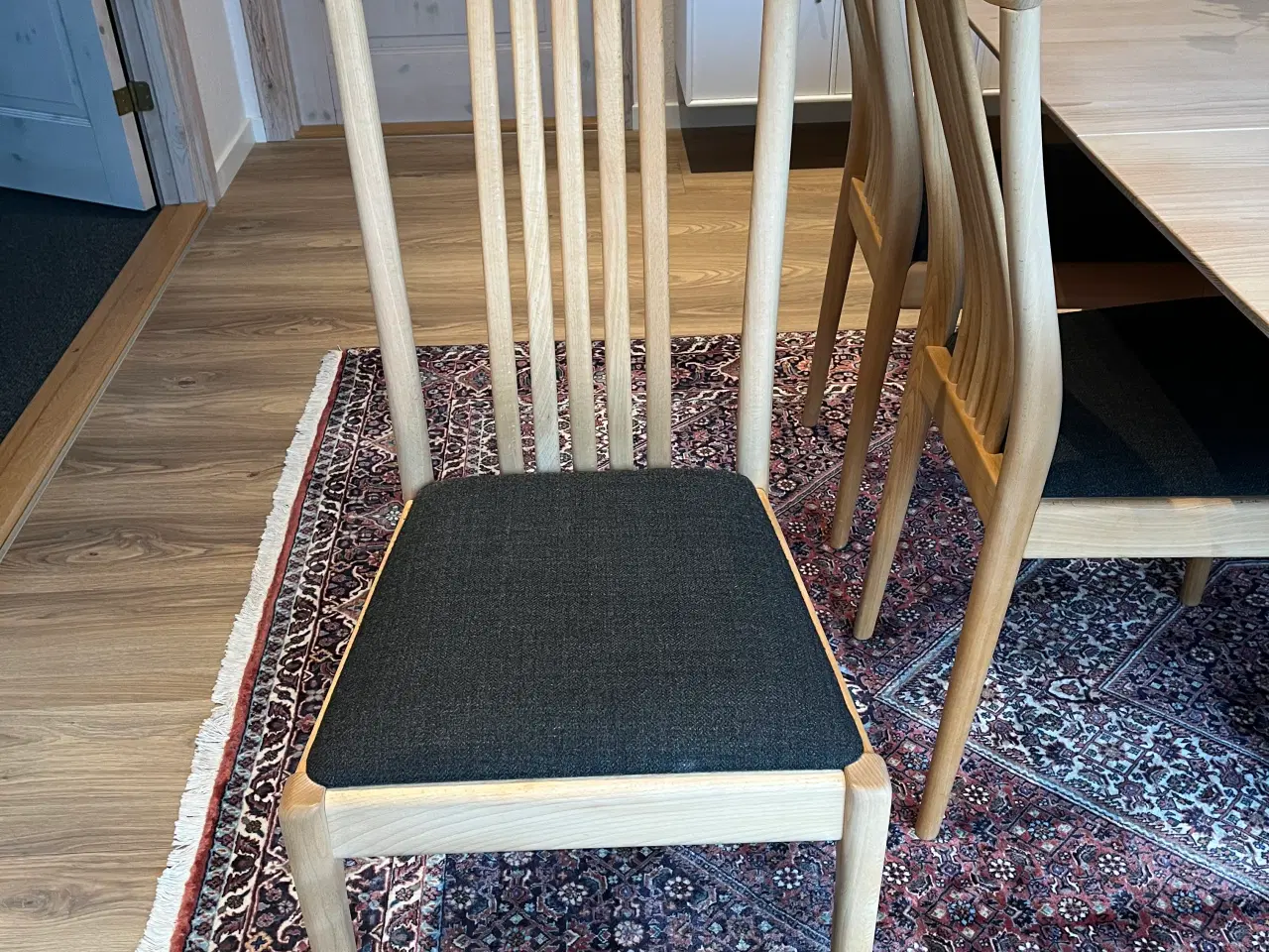 Billede 2 - Spisebord med 6 stole i sæbebehandlet bøg