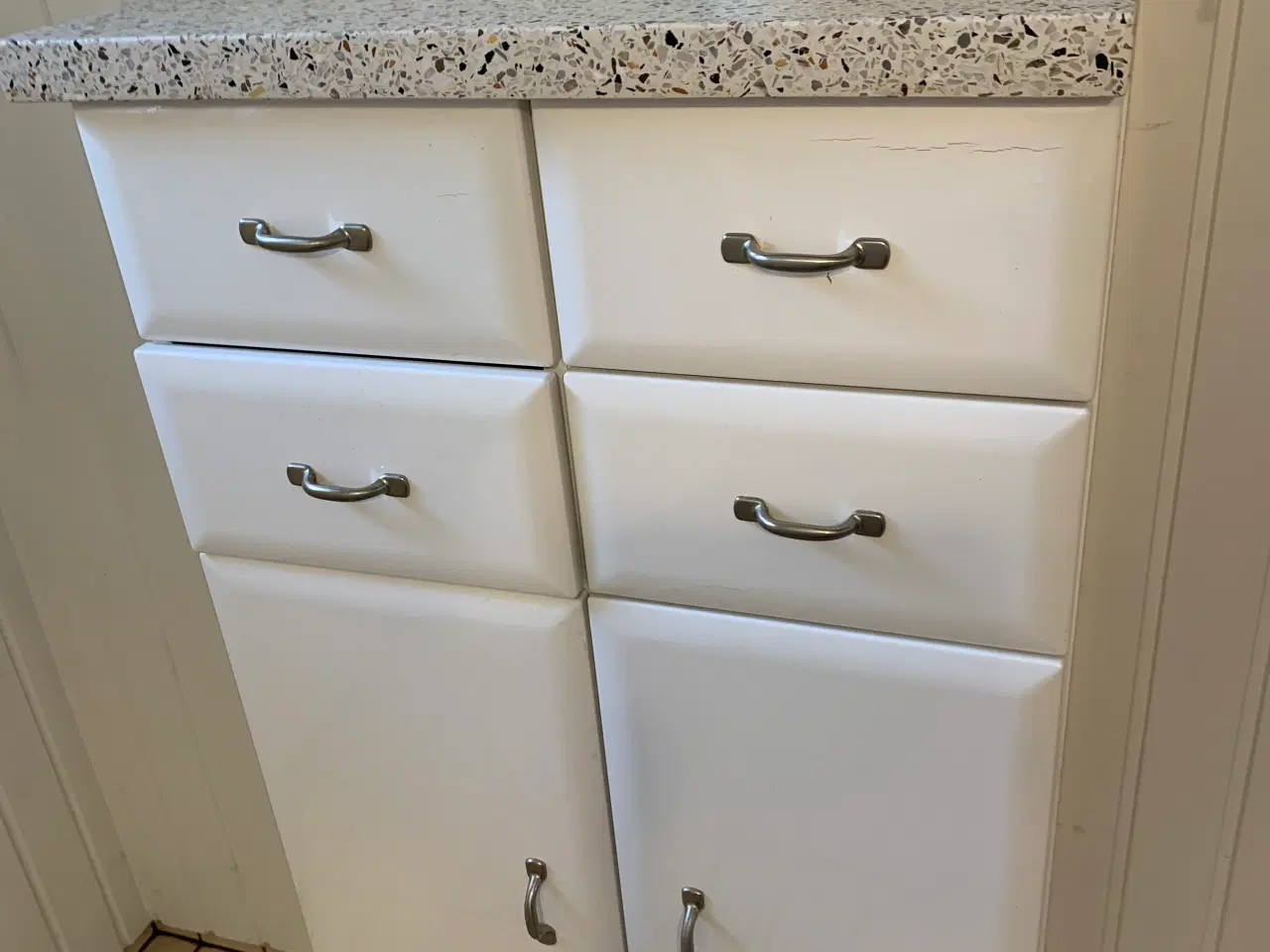 Billede 4 - Bord med vask og vægskab