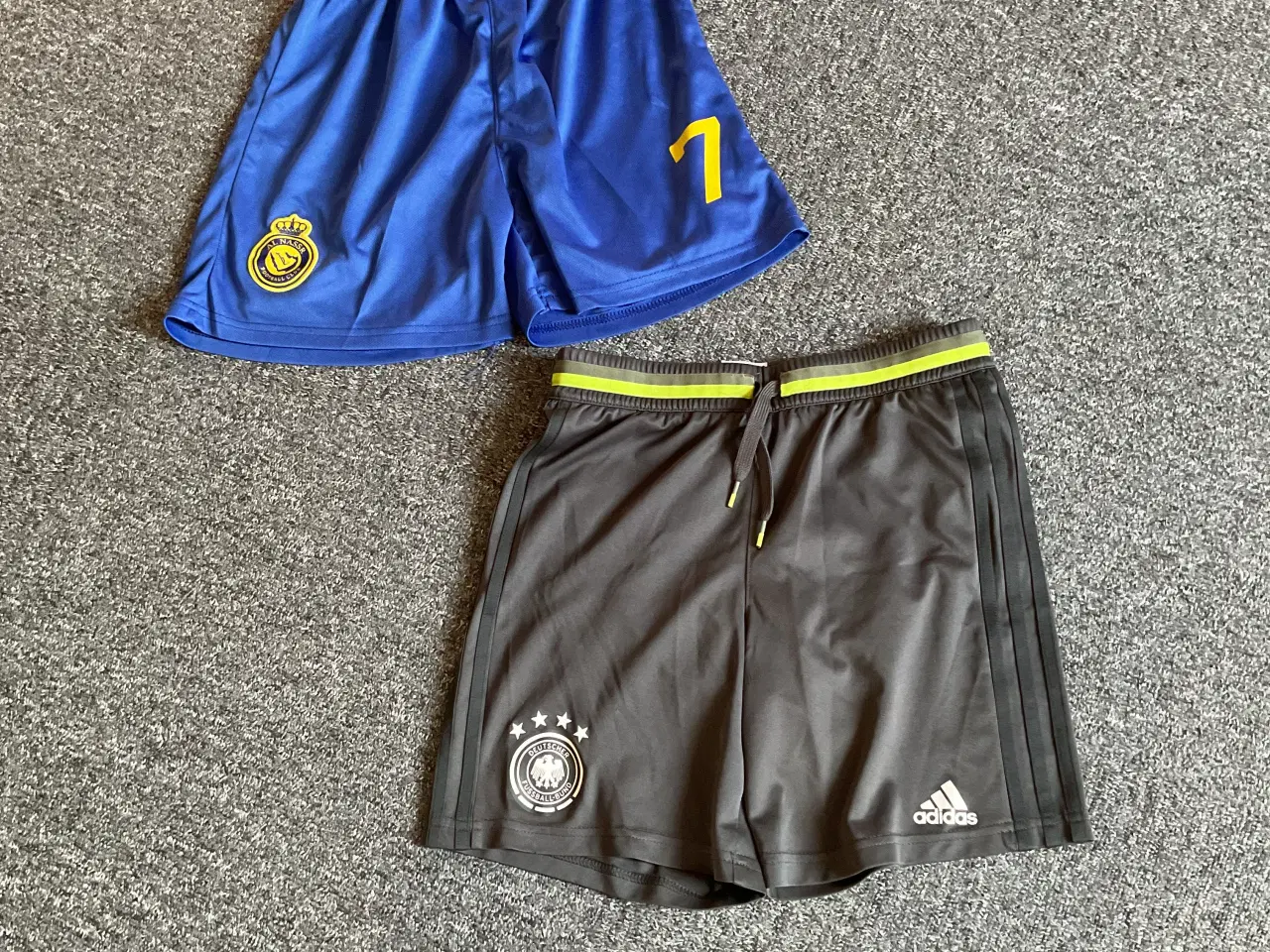Billede 6 - Fodboldtøj: sæt T-shirts og shorts. Str 12-14 år