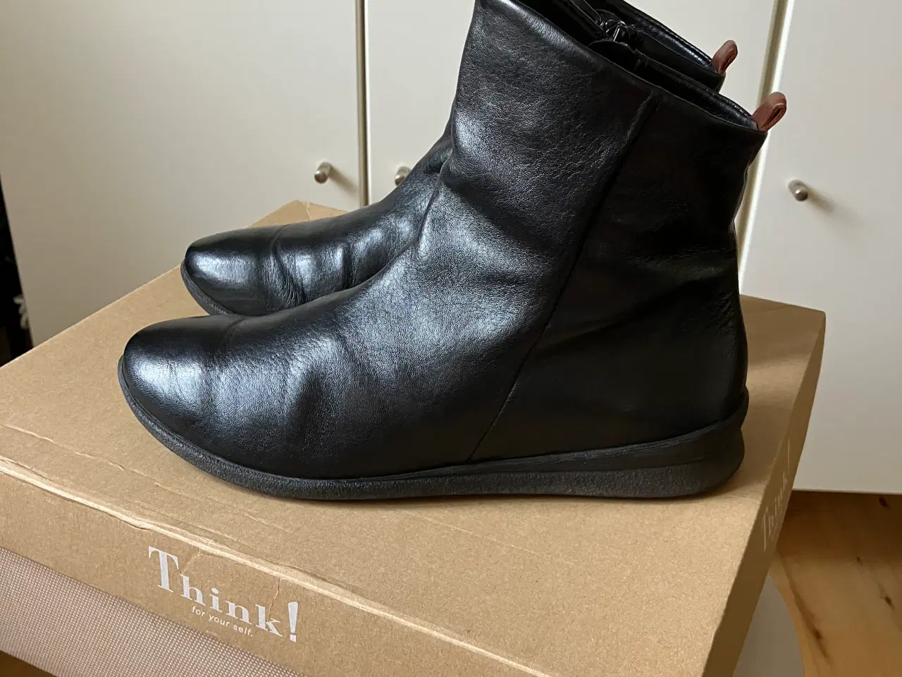 Billede 1 - Sorte Think! skind støvletter, str. 37. 