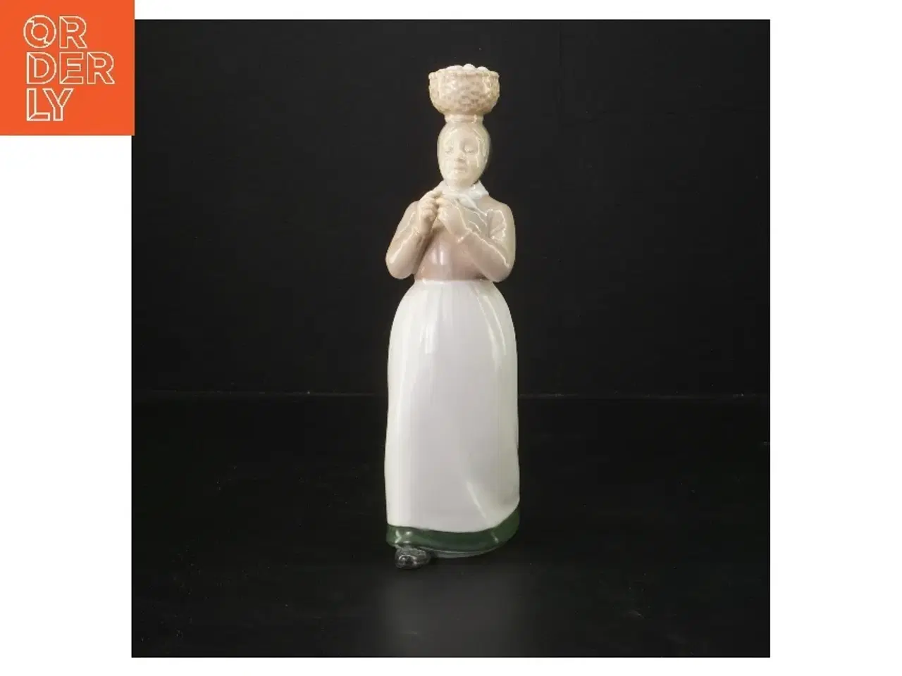 Billede 1 - Porcelænsfigur af kvinde med kurv fra Bing Og Grøndal (str. 22 cm)