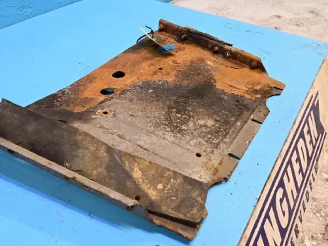 Billede 5 - Massey Ferguson 3085 Batteriholder 3387030M95