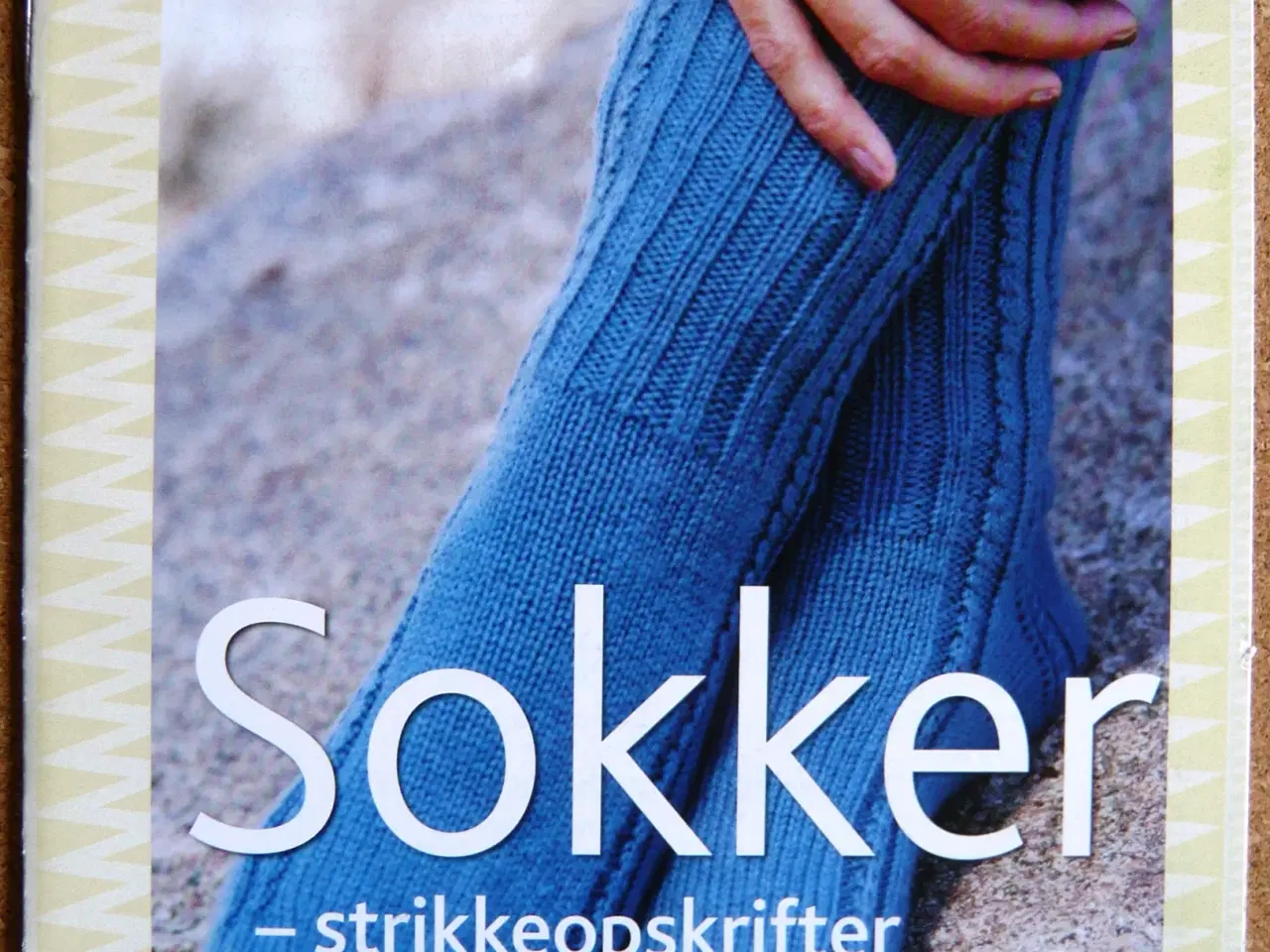 Billede 2 - Strikkehæfter med sokker, strømper og sutsko (6)