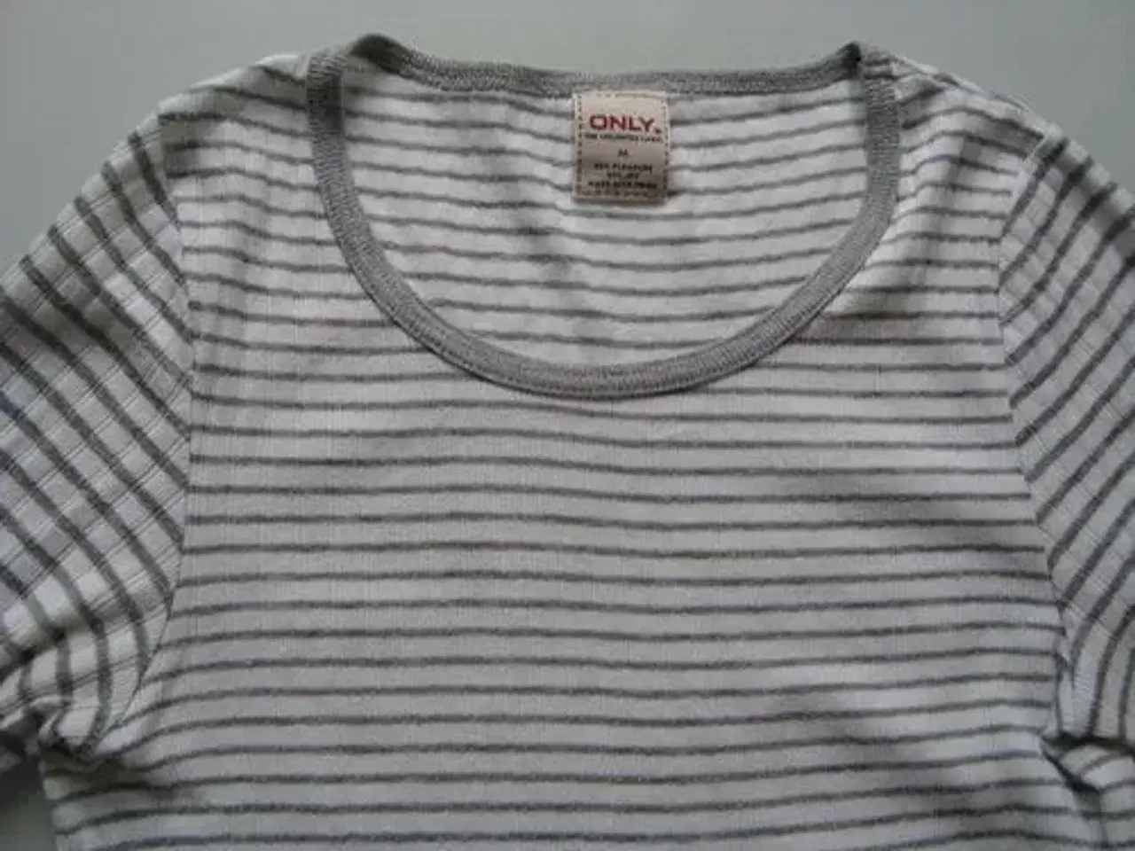 Billede 2 - stribet hvid og grå langærmet t-shirt
