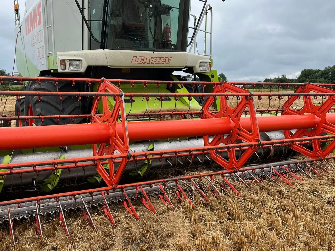 Billede 20 - CLAAS LEXION 420 Velholdt maskine med kun 1900timer og 600 Skærbord