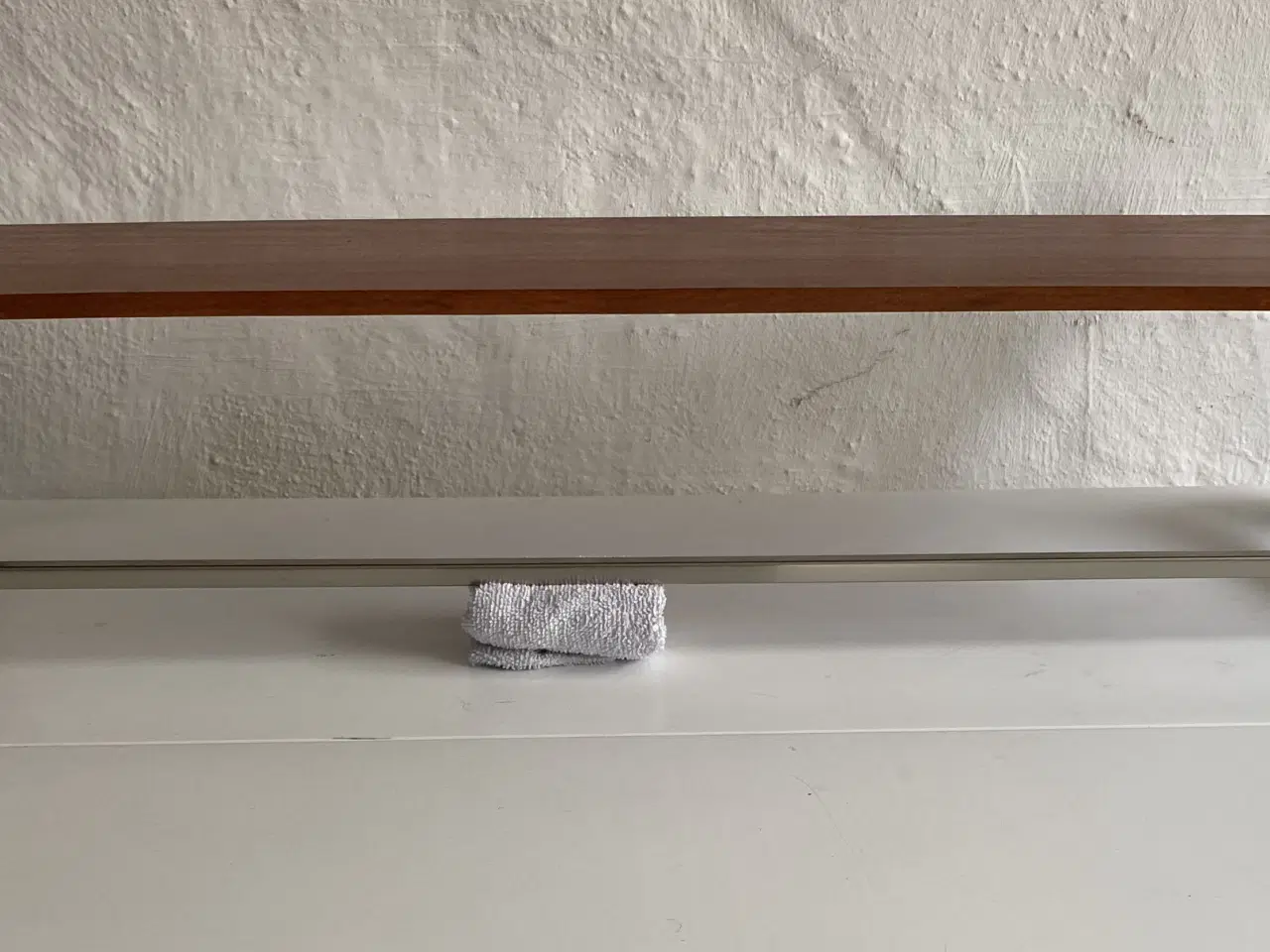 Billede 7 - Væg hylde med håndklædestang