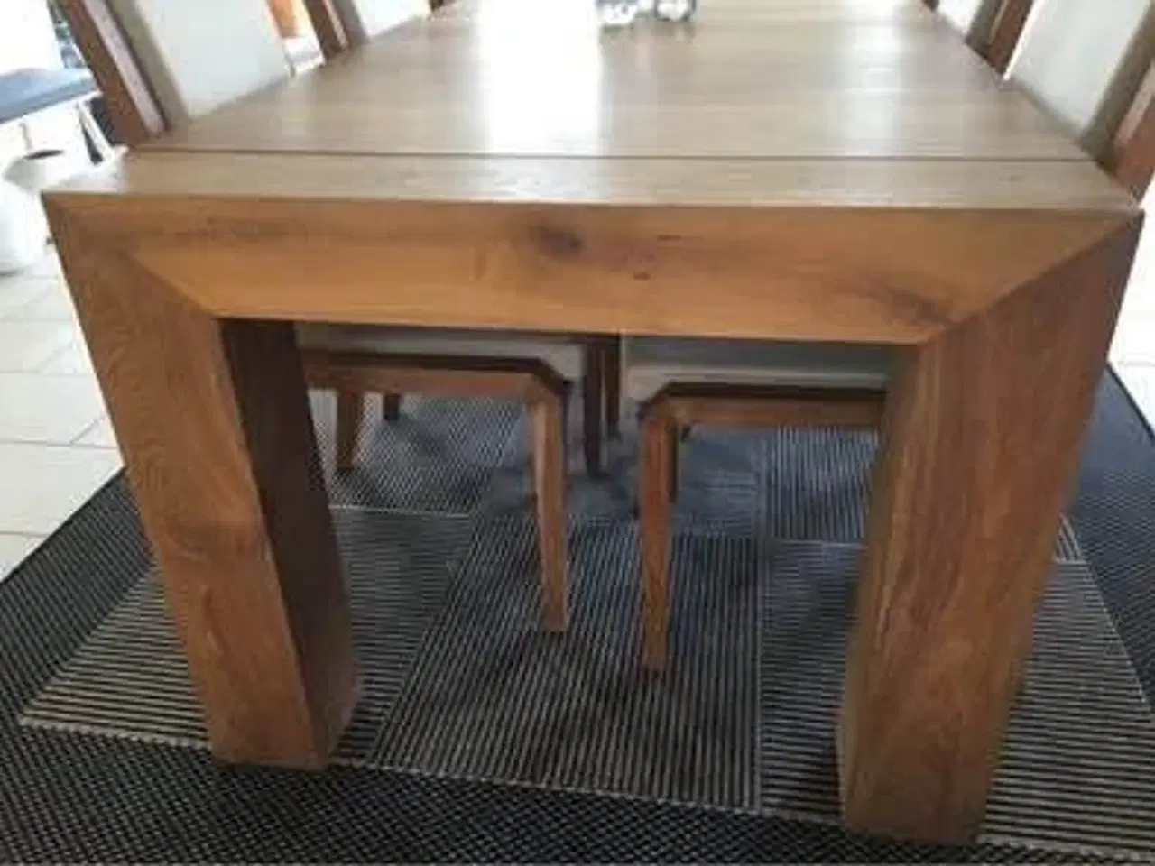 Billede 4 - Spisebord i udsøgt kvalitet med stole