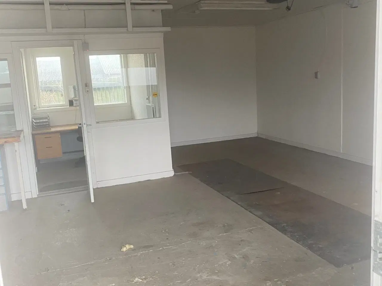 Billede 1 - Lager- værkstedslokale med elektrisk port