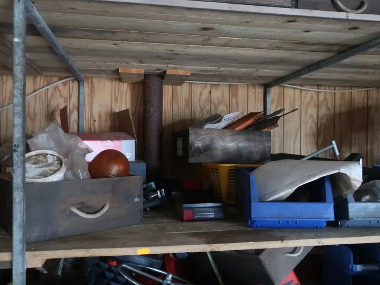 Billede 5 - Reol med div. Reservedele og varelager samt rullevogn med indhold m.m.