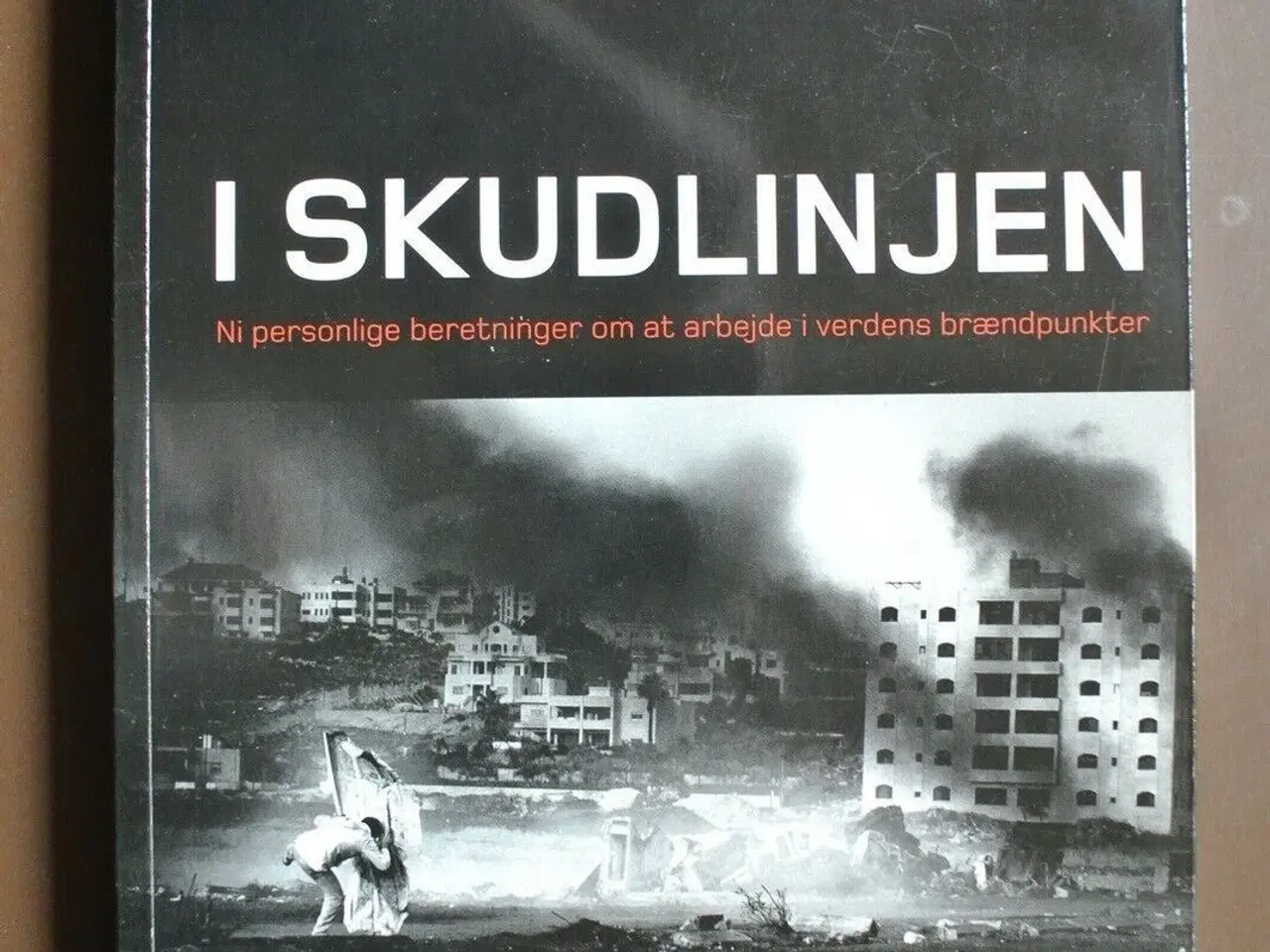Billede 1 - i skudlinjen - ni personlige beretninger om at arb