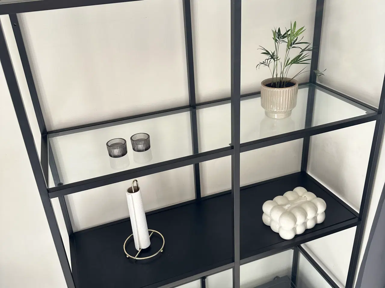 Billede 3 - sort reol med glasplader