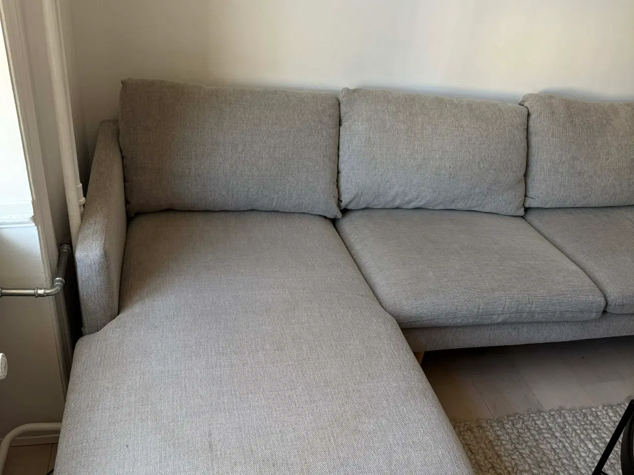 Billede 2 - BYD GERNE - Sofa med chaiselong i grå.