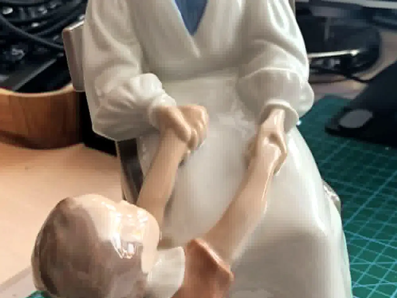 Billede 4 - Porcelænsfigur - Bing&Grøndahl.  "Mor og barn".