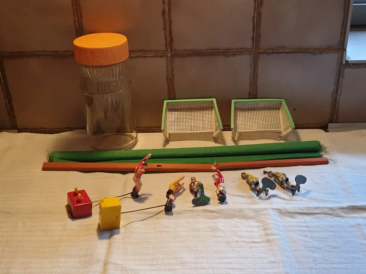 Billede 2 - Legetøj gl flipperspil & fodboldspil SE 2 fotos